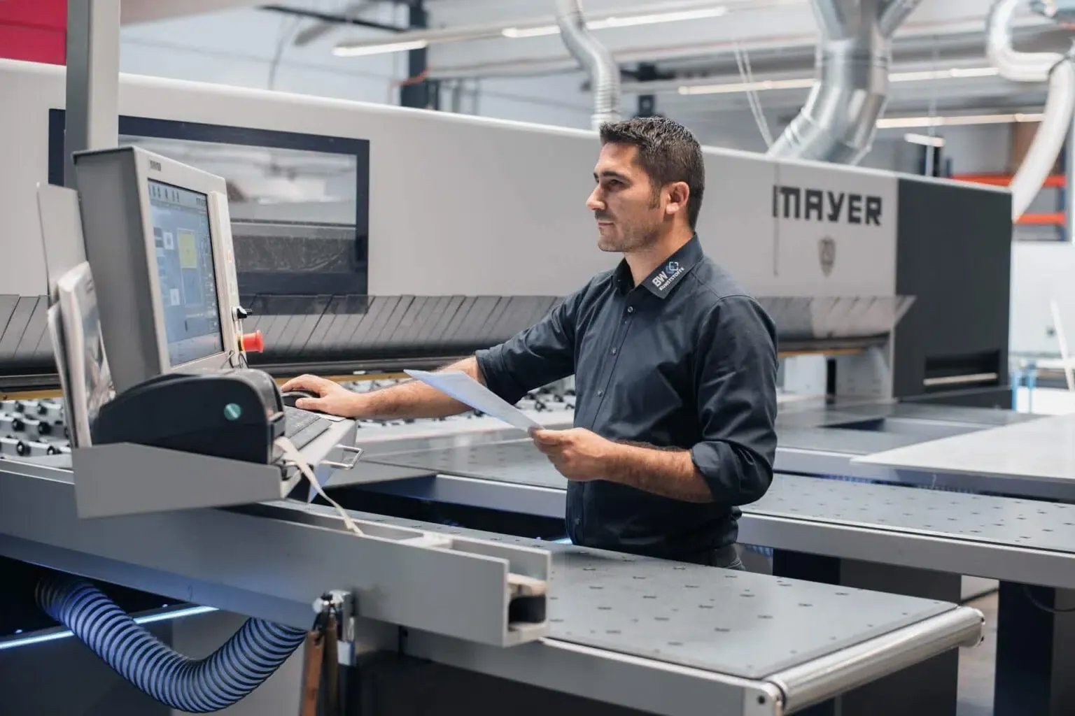 Advice at the panel saw: a Martan employee at the control desk