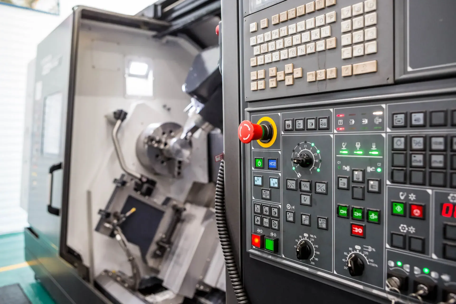 CNC-Maschine mit Bedienpult in der Kunststoffbearbeitung